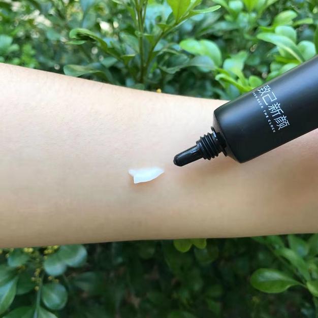 学她这样保养，50岁都不会有黑眼圈，秘密全靠这支「小黑管」