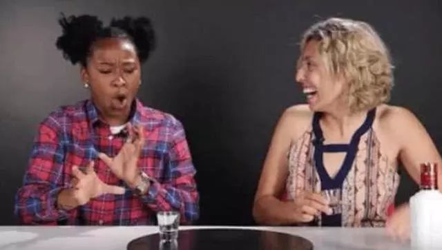 老外不相信茅台的威力,老外喝中国白酒烧刀子