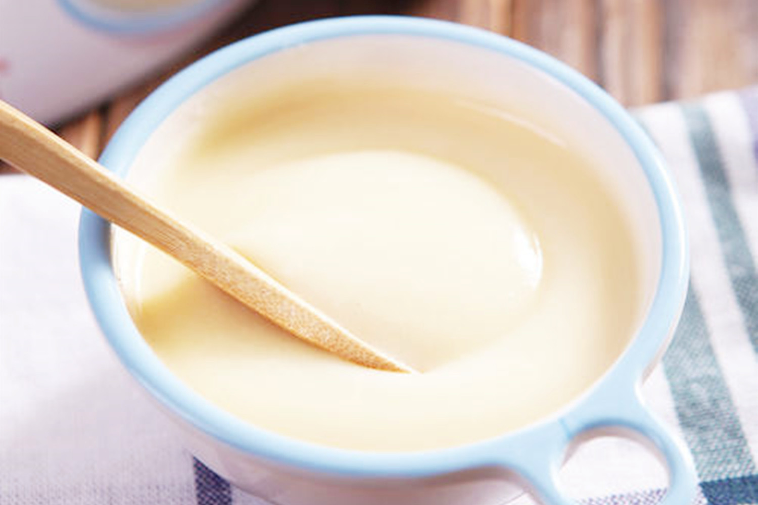 婴儿9-12月奶量和辅食的喂养,3至7月宝宝每天奶量与辅食安排表