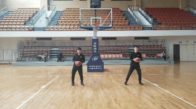 跟我学篮球技巧,三年级篮球原地运球教学视频