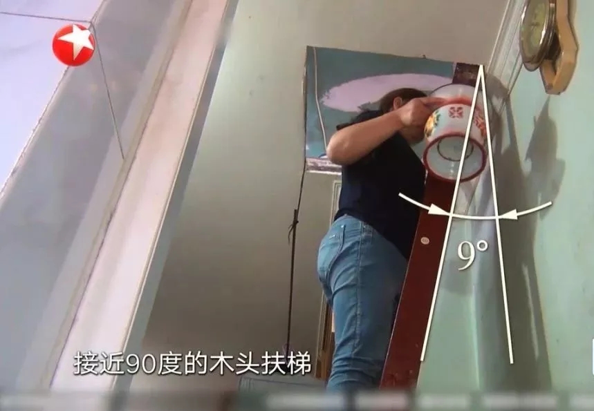 上海11㎡蜗牛窝住两代人，睡觉腿伸不直站着头碰天花板，还住30年