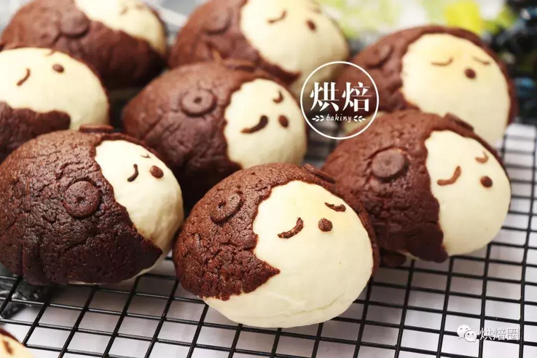 像这样把饼干皮覆在面包上就能烤出一大波孩子都爱的刺猬面包~