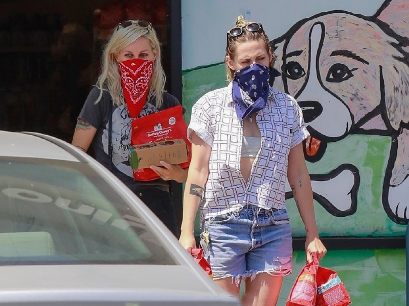 “暮光”女主又换发型！穿粉色露腰装戴蝴蝶结亮相，真有点不适应