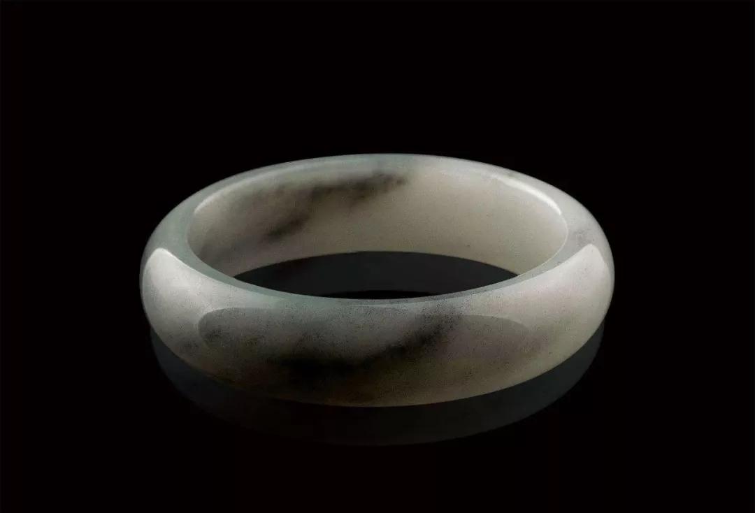 什么玉镯好养又养人,适合女生戴养人的玉镯