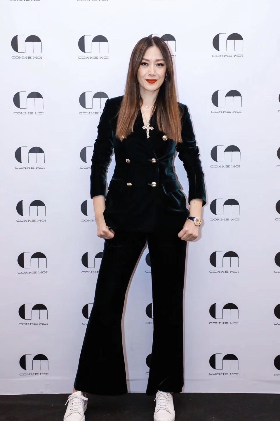 张梓琳真合影杀手！同框吕燕和任达华妻子琦琦，182身高够吸睛