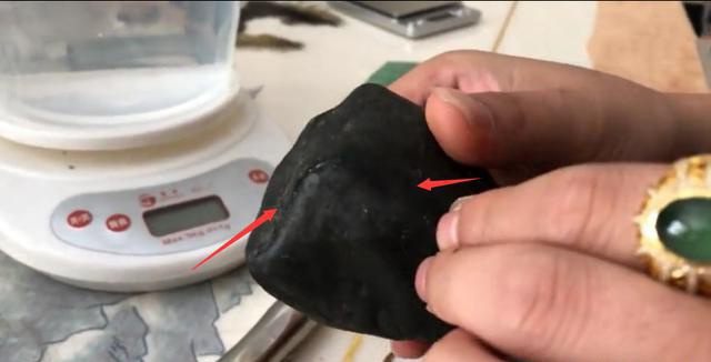 翡翠原石赌石真的是骗人的吗,几十元的翡翠原石赌石现场