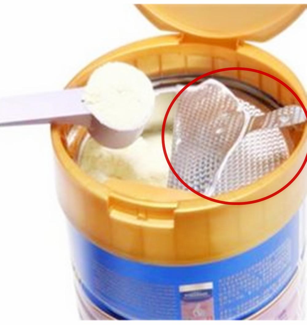 有些奶粉勺子为什么在奶粉里面,奶粉的小勺底部为什么有个小洞