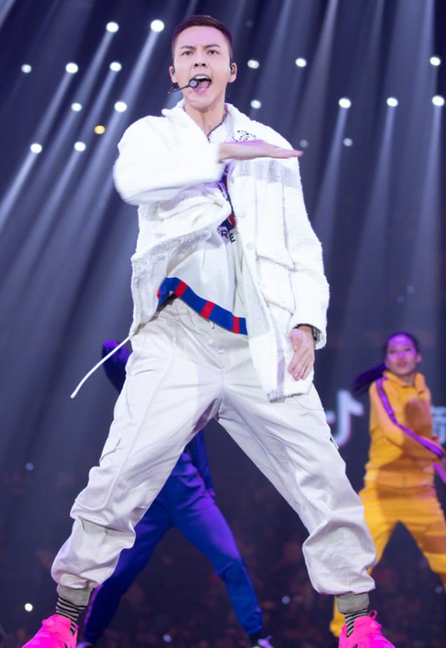 陈伟霆潮牌中筒袜,陈伟霆穿锐步