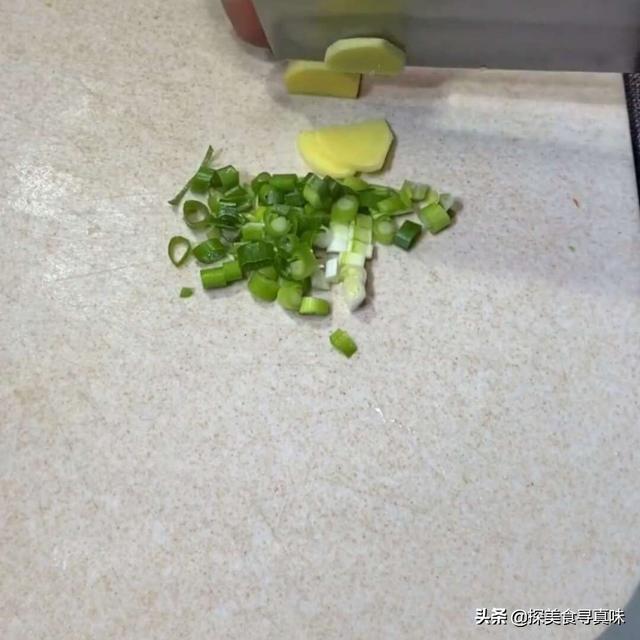 好吃的白菜炖粉条做法,白菜炖粉条白菜提前用水焯吗