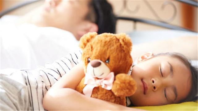 天冷了孩子踢被子,天冷了怎么防止小宝宝踢被子