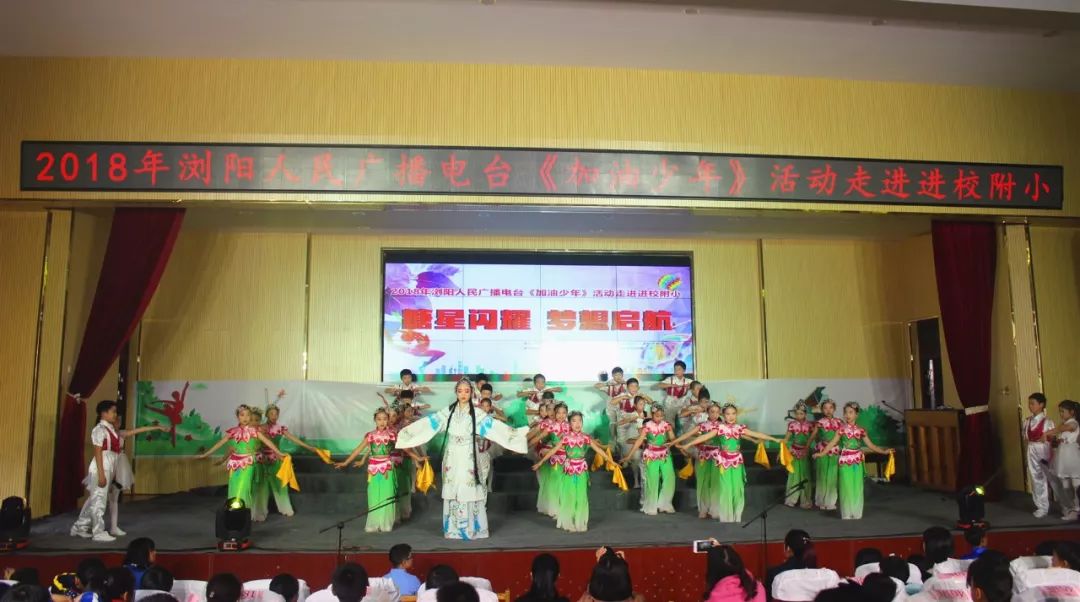 加油少年未来可期锣鼓喧天迎开学,加油少年未来可期送娃上学