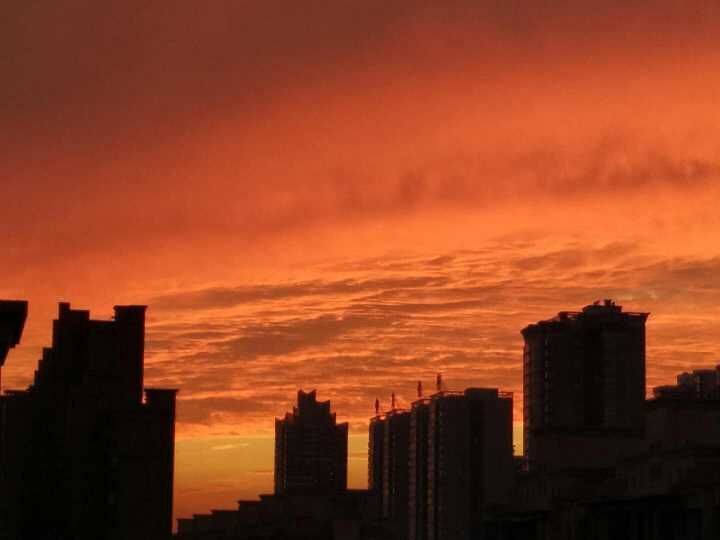 下了一天一夜的小雨,下了一天小雨傍晚居然出现了晚霞