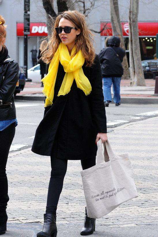 围巾怎样系秒变内搭,围巾自己织的怎么系