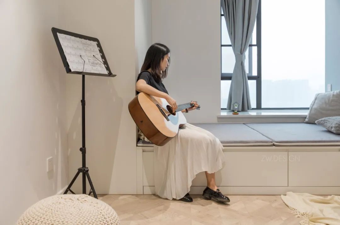 75平小户型客厅装修现代简约风,套内70平现代轻奢风格