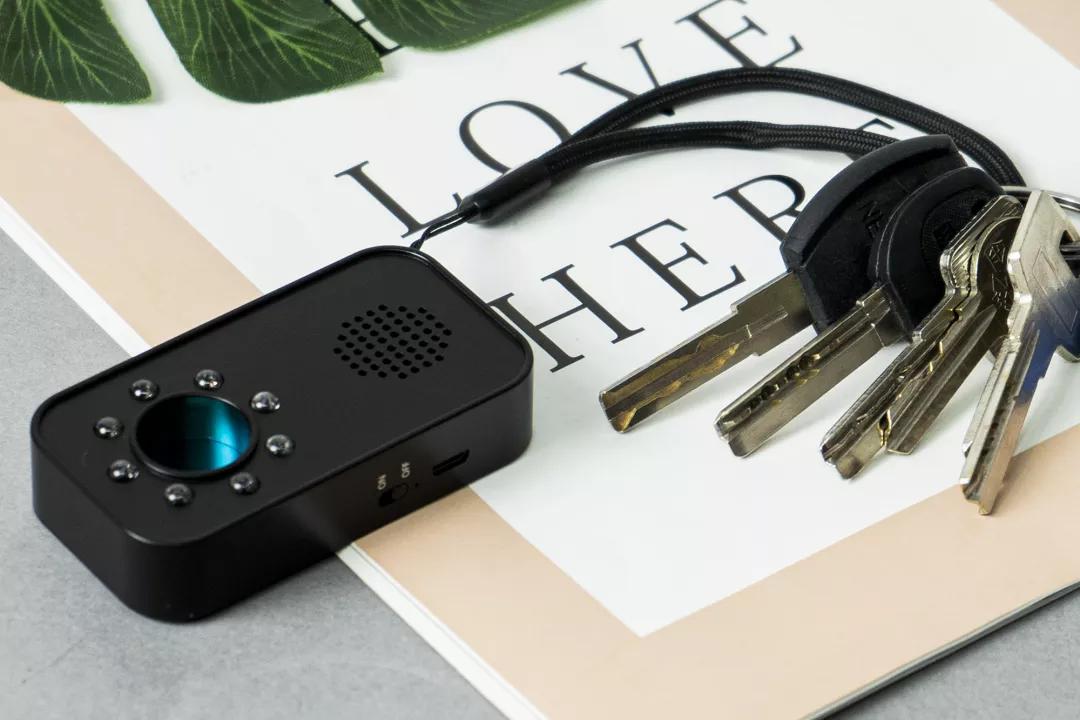 使用手机检测房间内针孔摄像头,男子住房发现针孔摄像头