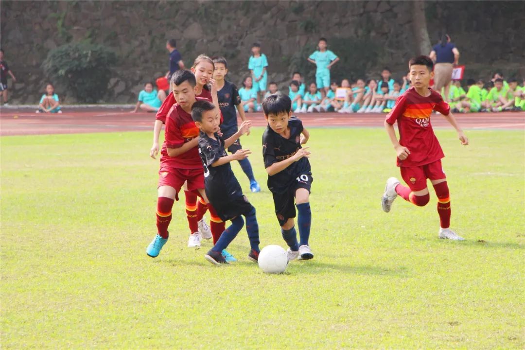 校园足球联赛拉开帷幕,点燃绿茵烽火