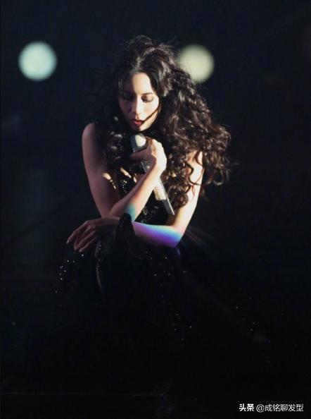 莫文蔚发型羊毛卷,48岁的莫文蔚依旧美丽动人