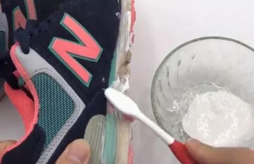 不用一滴水清洁白鞋边,教你不用一滴水一滴油