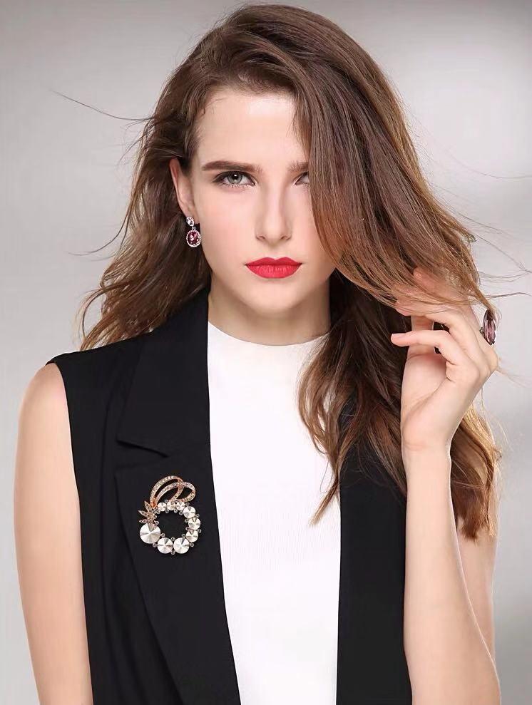 别上一枚胸针，让你温婉精致有气质