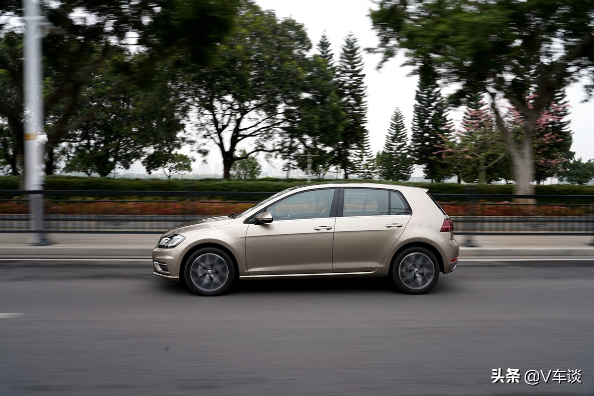 大众高尔夫2021款280TSIDSGR-Line空间,运动感十足全新大众高尔夫实车