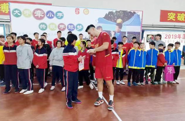 共筑手球梦国家男子手球队与广东省大中小学生联谊活动举行