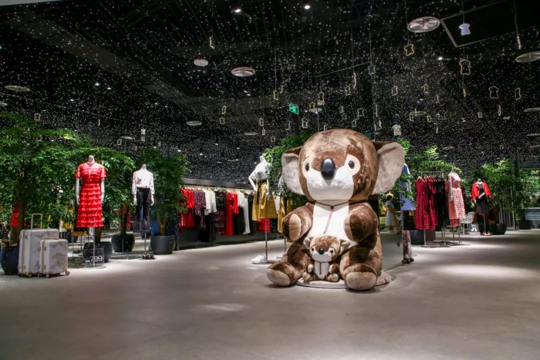 这个品牌把星空搬进店里，路过的人都大呼：太惊艳了