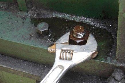 多年的螺丝锈死卸不下来怎么办,多年锈死的螺丝有何妙法拧开