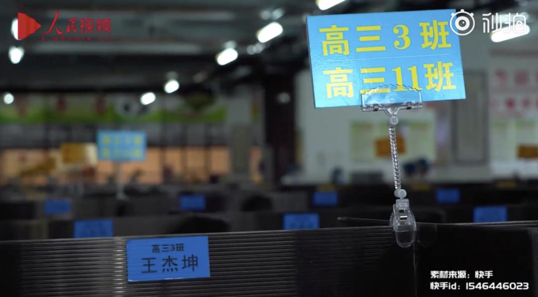 山东一学校食堂火了!一张餐桌4个凳子锁了3个,只容一人孤独地坐着