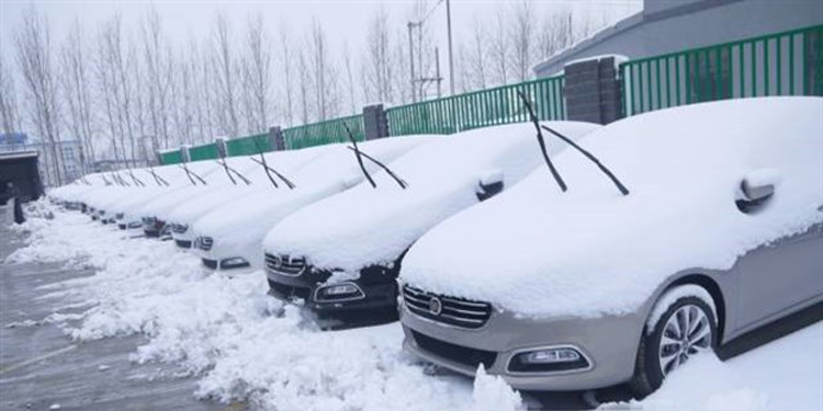 冬天玻璃结冰怎么处理,冬天车玻璃结冰可以用吹风机吹吗