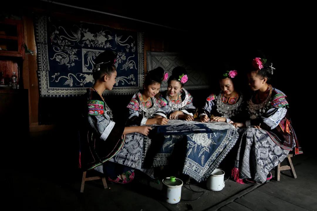 被央视点赞，有点惊艳！这位00后甜心苗妹勇闯上海时装周