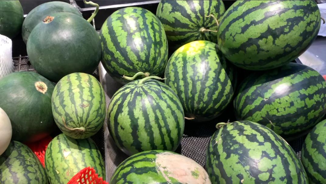 买西瓜的时候不要用手去拍,买西瓜认准这四点保证香甜多汁