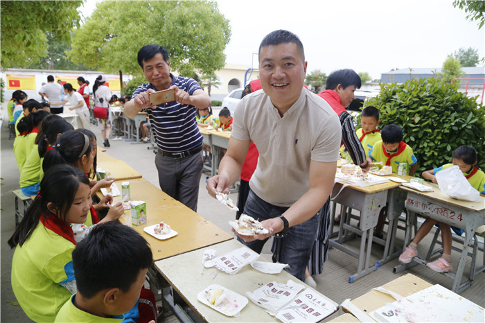 六一儿童节献爱心慰问活动,关爱困境儿童六一慰问暖童心