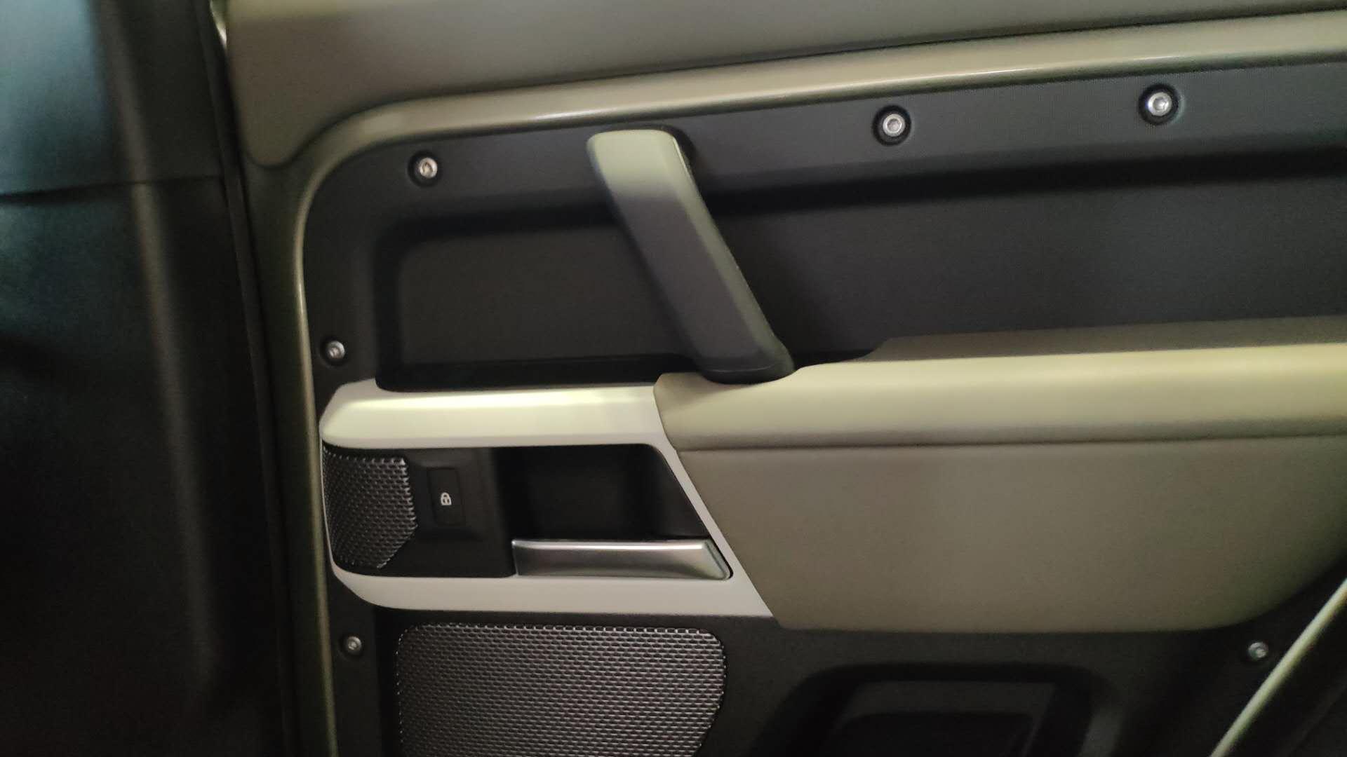 静态体验路虎卫士，外观内饰都气派，但后排空间真不大