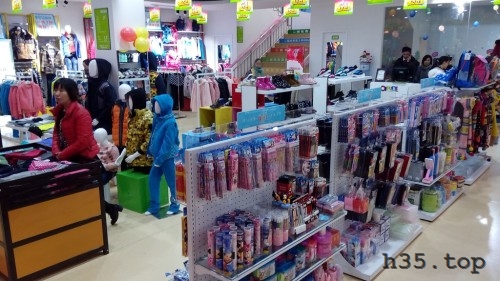 最新童装店双门头装修效果图,童装店怎么装修才有顾客