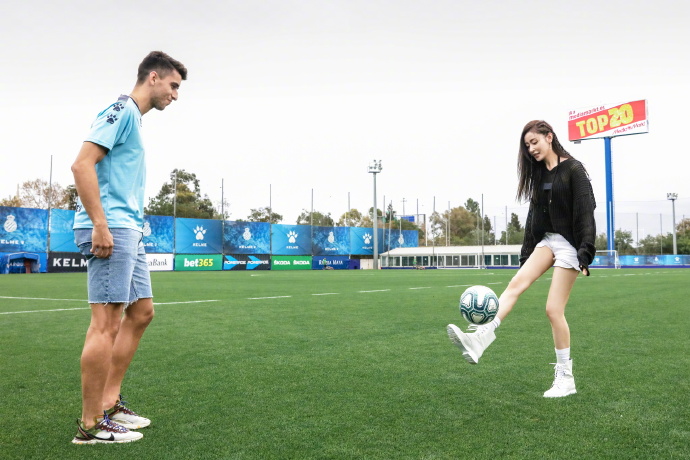 张天爱回旋踢视频,张天爱踢足球视频