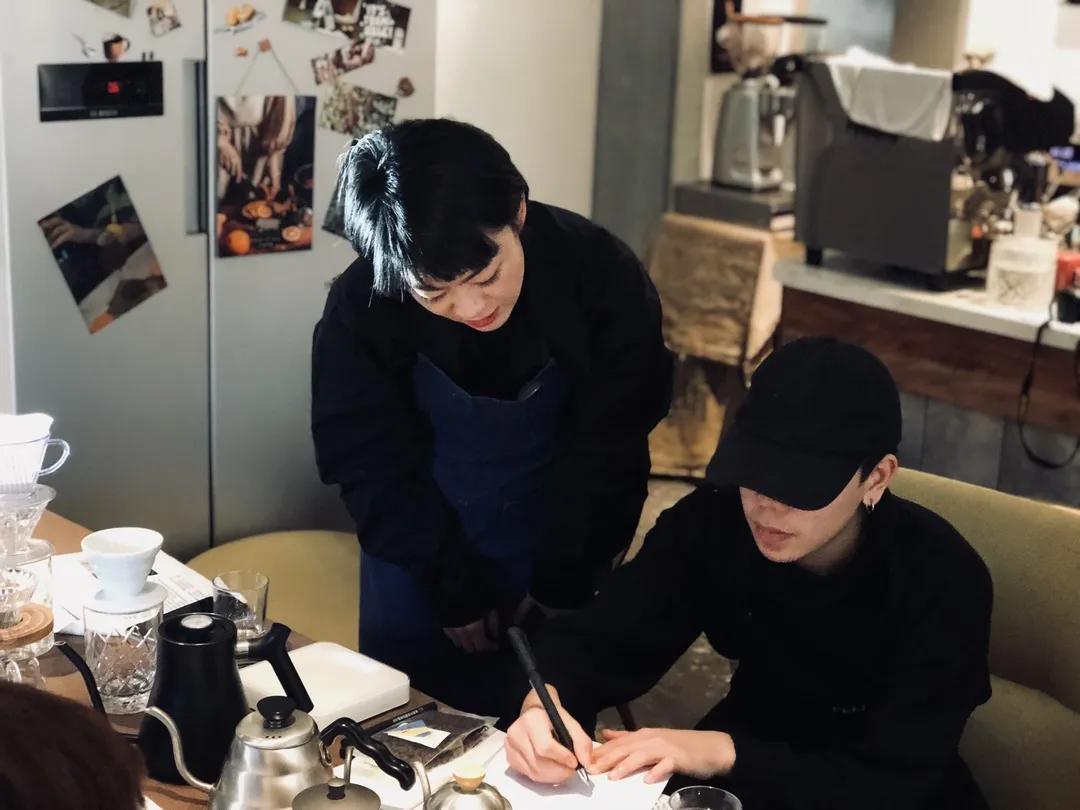 每天要喝掉两杯奶茶,每天要喝2000ml咖啡