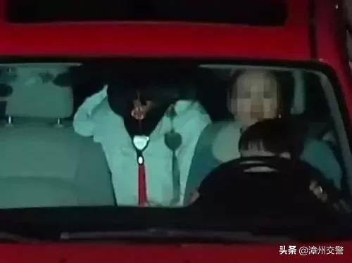 “熊爸爸”又来了！高清监控显示，正驾驶位与副驾驶位都叠着一大一小两个人头？！