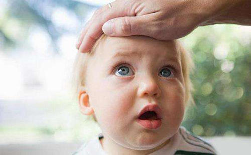 孩子摔到头血肿嗜睡,小孩摔倒头皮血肿严重吗