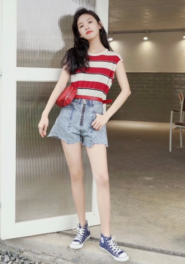 章若楠白裤子蓝衬衫,章若楠你也有今天剧中短袖穿搭