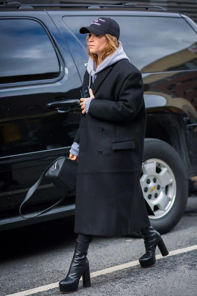 深卡其色大衣冬内搭什么好看,咖色冬大衣配什么颜色内搭