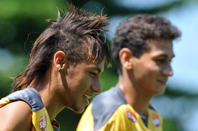 内马尔晒新造型,内马尔戴西部牛仔帽帅照