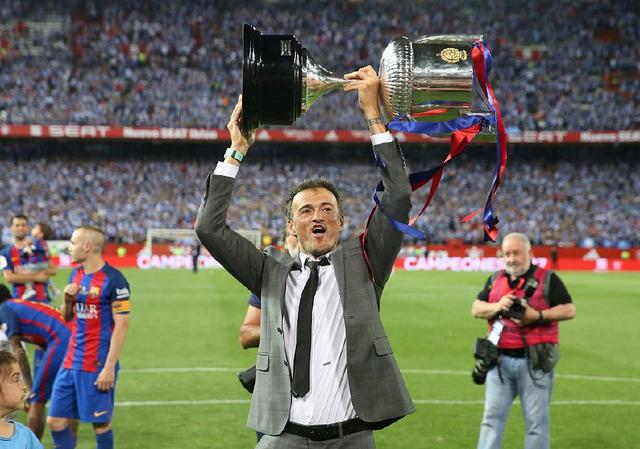 适合打长传反击的四后卫阵型,三前锋快速反击阵型