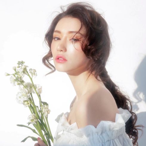 世上有两种白皮肤让你沉醉，一种是袁珊珊一种是你......