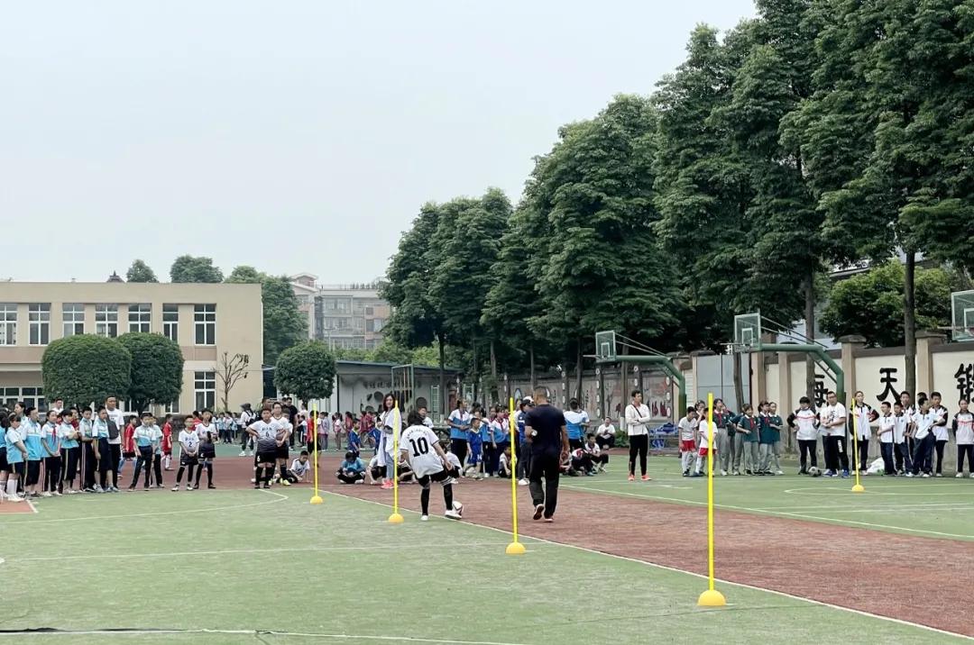 「芳菲地」：校园足球开赛放飞绿茵梦想