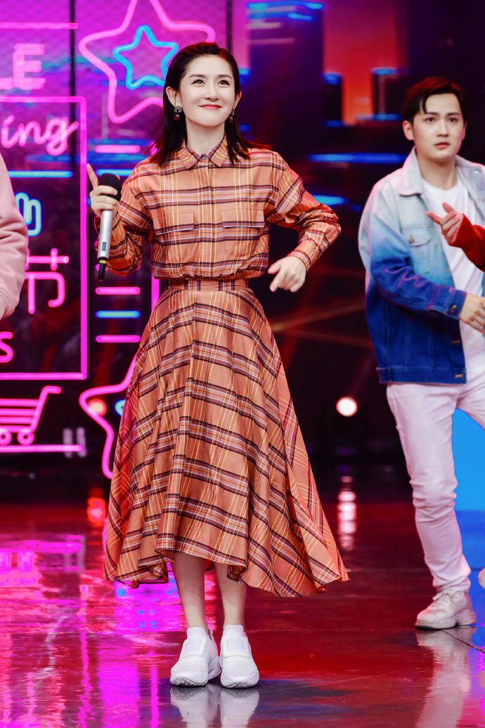 谢娜皮肤怎么那么好 (谢娜粉底厚度多少)