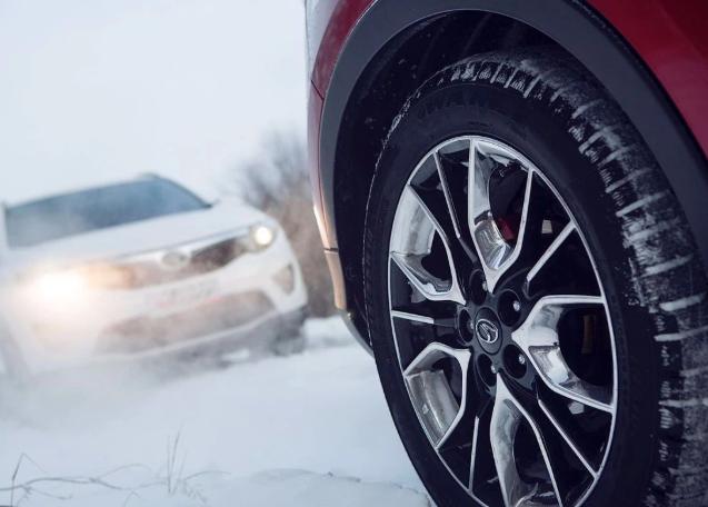 轮胎卡了很多石子怎么处理,汽车轮胎卡石子有什么办法