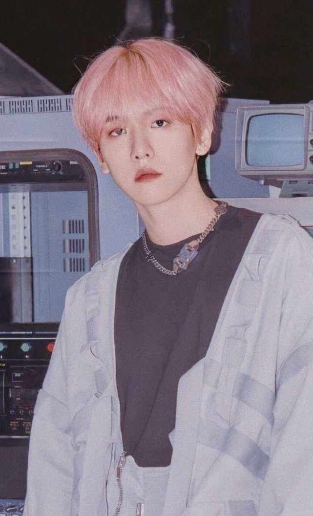 黄旭熙踢边伯贤膝盖视频,黄旭熙为什么要发微博道歉