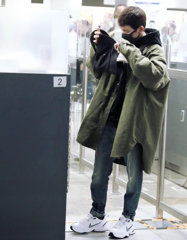 王源星空造型的鞋,王源穿耐克鞋