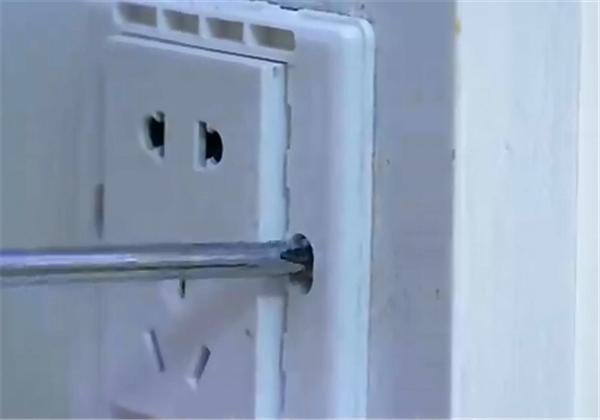 墙上插座太松插头老是掉怎么修,墙壁插座松动解决办法