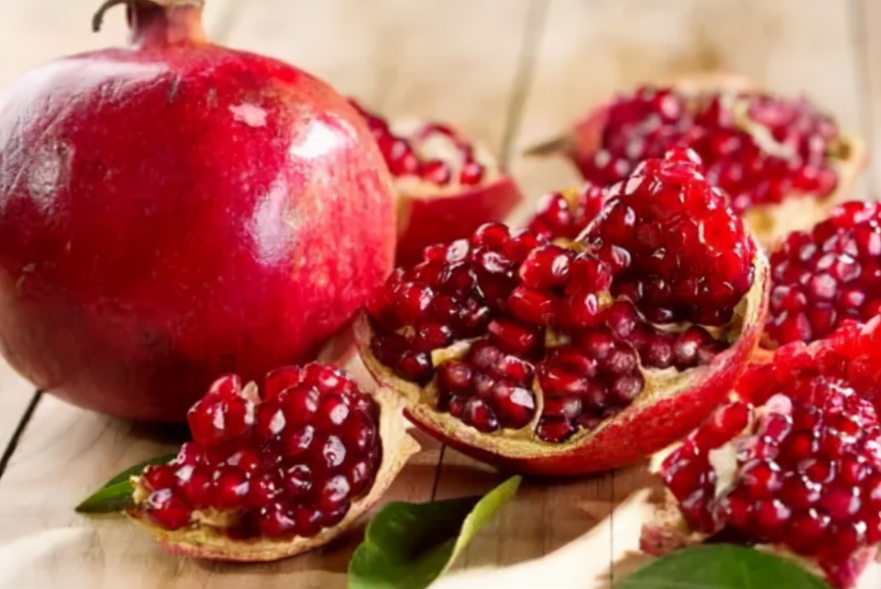 秋天吃石榴身体会收获5大好处,秋天吃石榴的利与弊